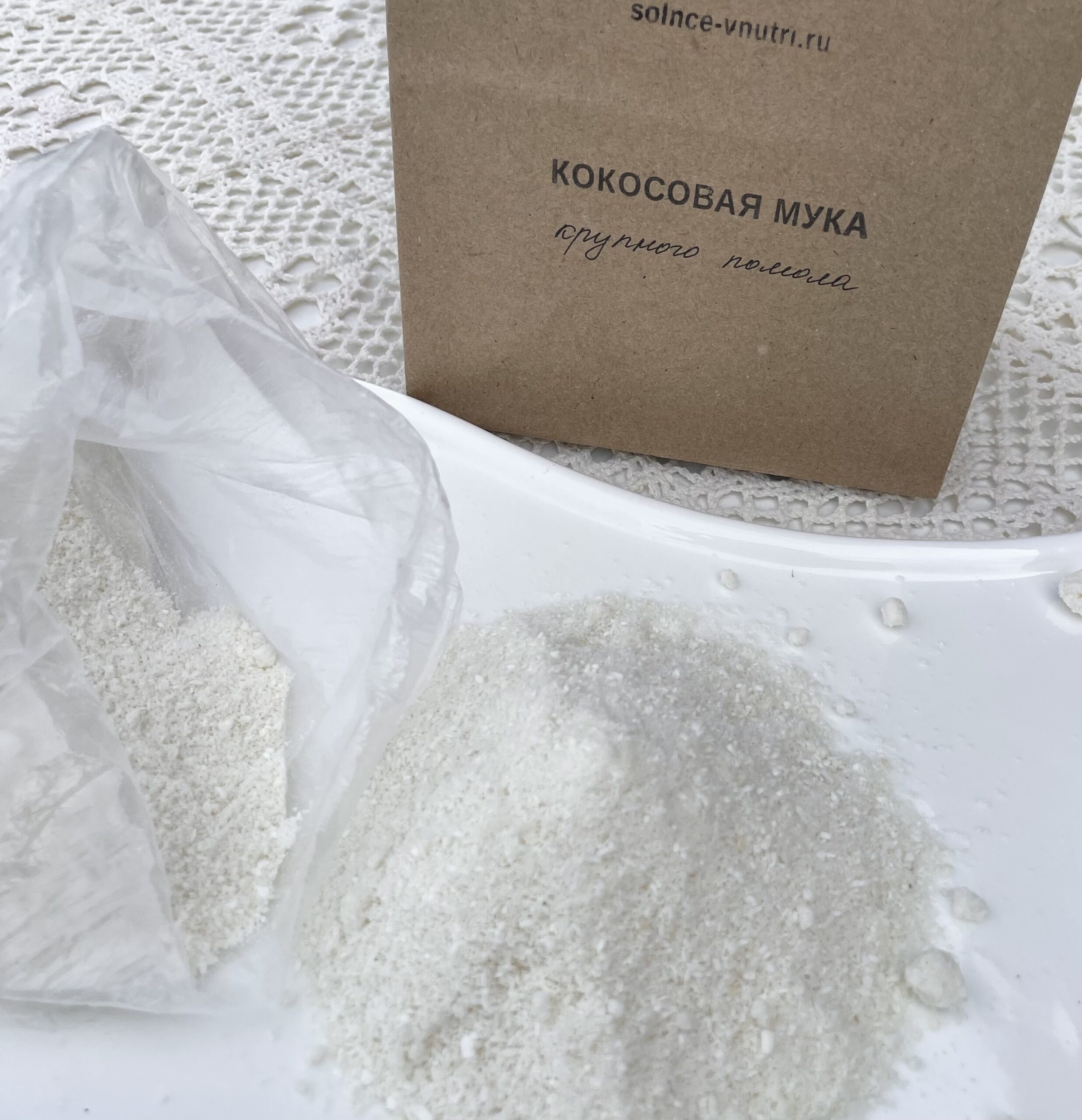 Упаковка кокосовой муки крупного помола рядом с мукой